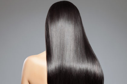  Vista Traseira de uma mulher com cabelo reto longo