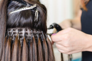  Mano femminile aggiornamento dei capelli nel salone 